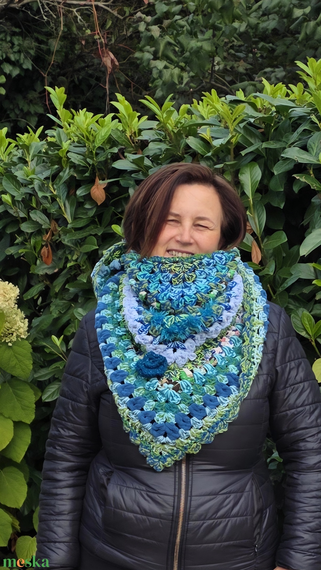 Hullámmesék  kézzel horgolt kék-zöld kendő újrahasznosított fonalból, rózsával - ruha & divat - sál, sapka, kendő - kendő - Meska.hu Hullámmesék  kézzel horgolt kék-zöld kendő újrahasznosított fonalból, rózsával - ruha & divat - sál, sapka, kendő - kendő - Meska.hu