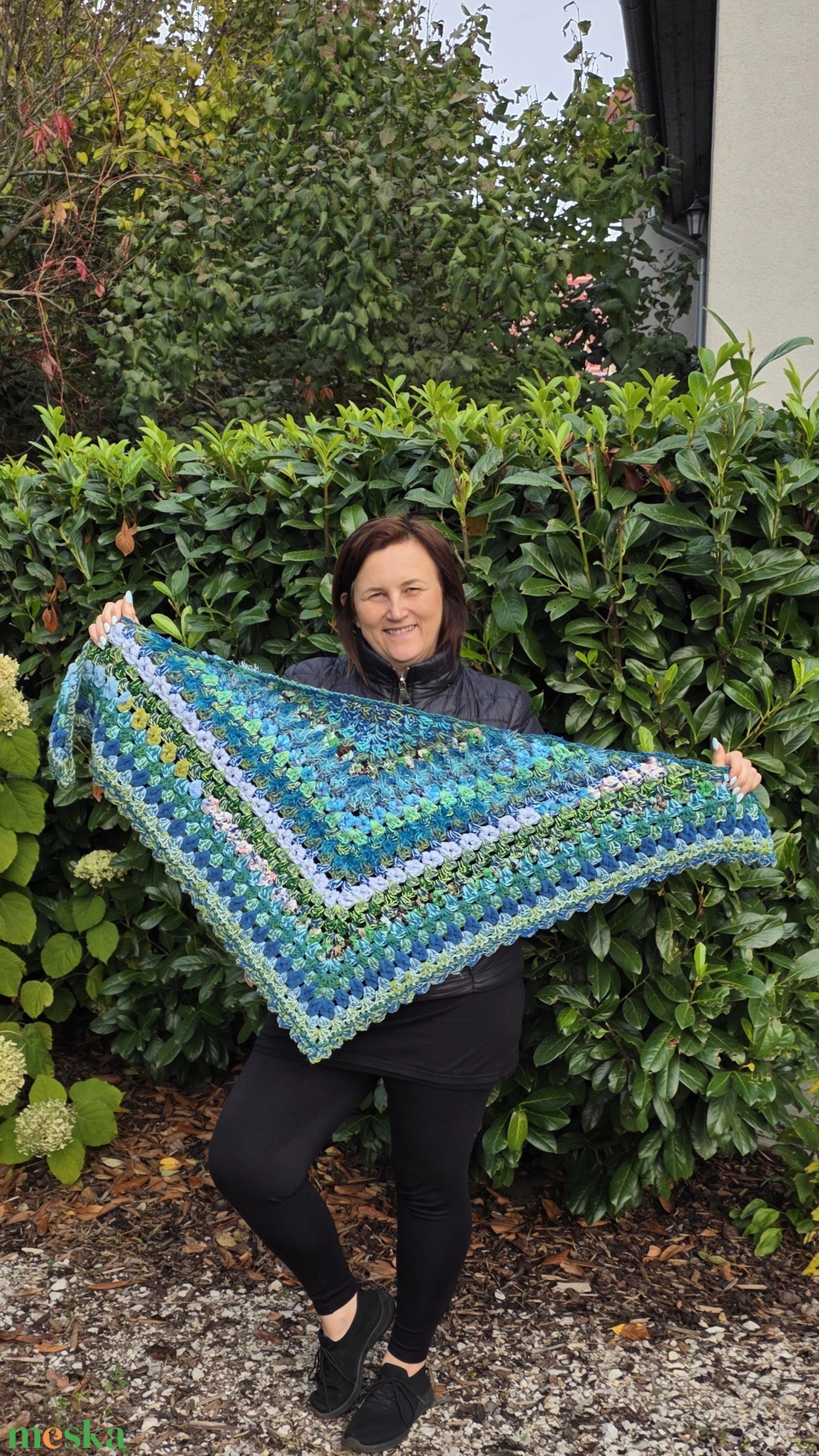 Hullámmesék  kézzel horgolt kék-zöld kendő újrahasznosított fonalból, rózsával - ruha & divat - sál, sapka, kendő - kendő - Meska.hu Hullámmesék  kézzel horgolt kék-zöld kendő újrahasznosított fonalból, rózsával - ruha & divat - sál, sapka, kendő - kendő - Meska.hu