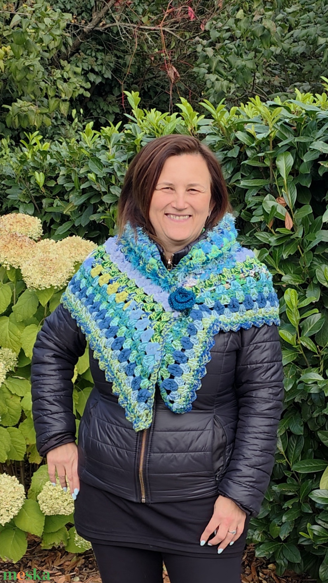 Hullámmesék  kézzel horgolt kék-zöld kendő újrahasznosított fonalból, rózsával - ruha & divat - sál, sapka, kendő - kendő - Meska.hu Hullámmesék  kézzel horgolt kék-zöld kendő újrahasznosított fonalból, rózsával - ruha & divat - sál, sapka, kendő - kendő - Meska.hu