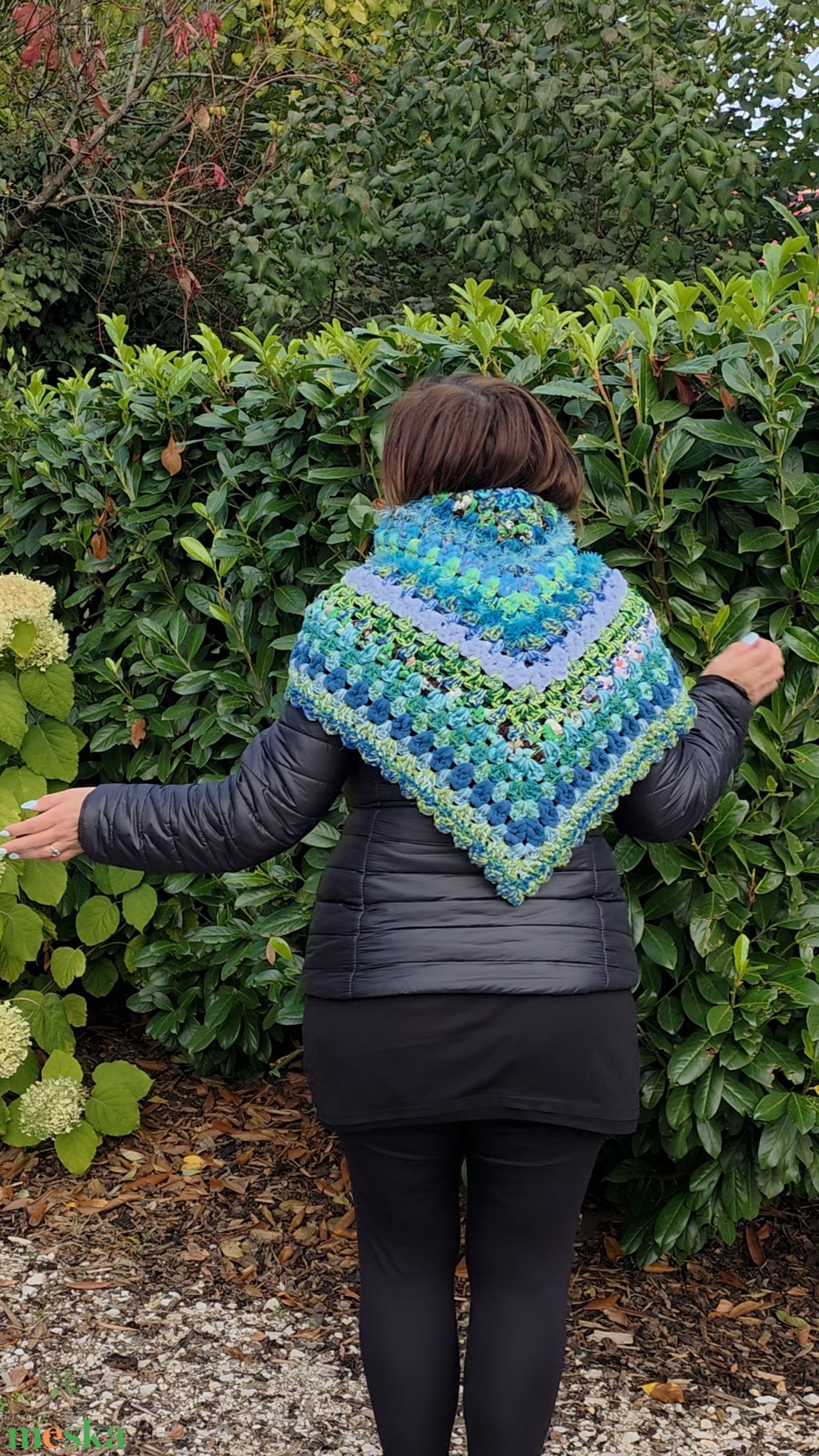 Hullámmesék  kézzel horgolt kék-zöld kendő újrahasznosított fonalból, rózsával - ruha & divat - sál, sapka, kendő - kendő - Meska.hu Hullámmesék  kézzel horgolt kék-zöld kendő újrahasznosított fonalból, rózsával - ruha & divat - sál, sapka, kendő - kendő - Meska.hu