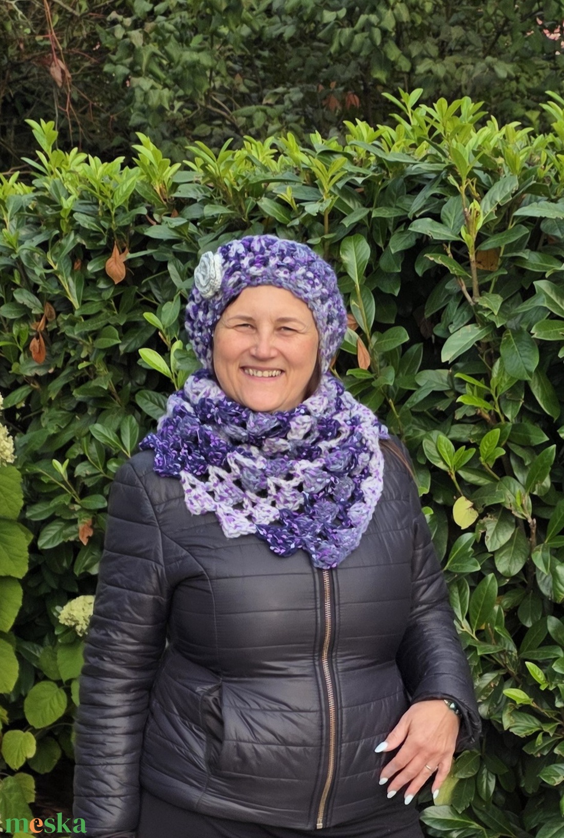 Levendulaálom  kézzel horgolt sapka és kendő szett levehető rózsával - ruha & divat - sál, sapka, kendő - kendő - Meska.hu