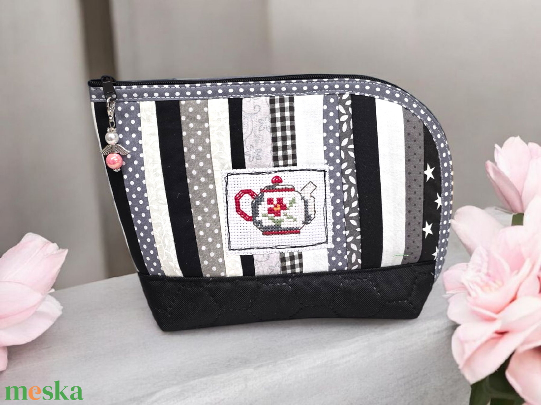 Fekete-fehér csíkos neszi  - táska & tok - neszesszer - Meska.hu