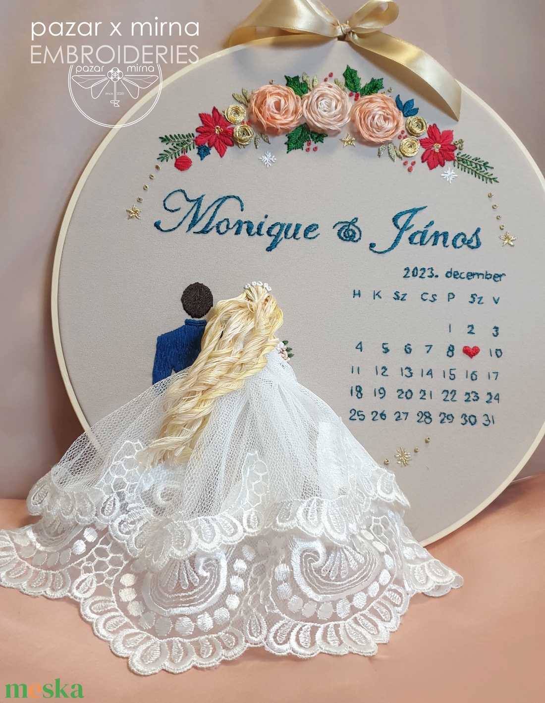 Esküvői dátumőrző térbeli virág-ívvel, mini hímzett naptárral, menyasszony-vőlegény figurákkal, keretbe foglalva - esküvő - emlék & ajándék - köszönőajándék - Meska.hu