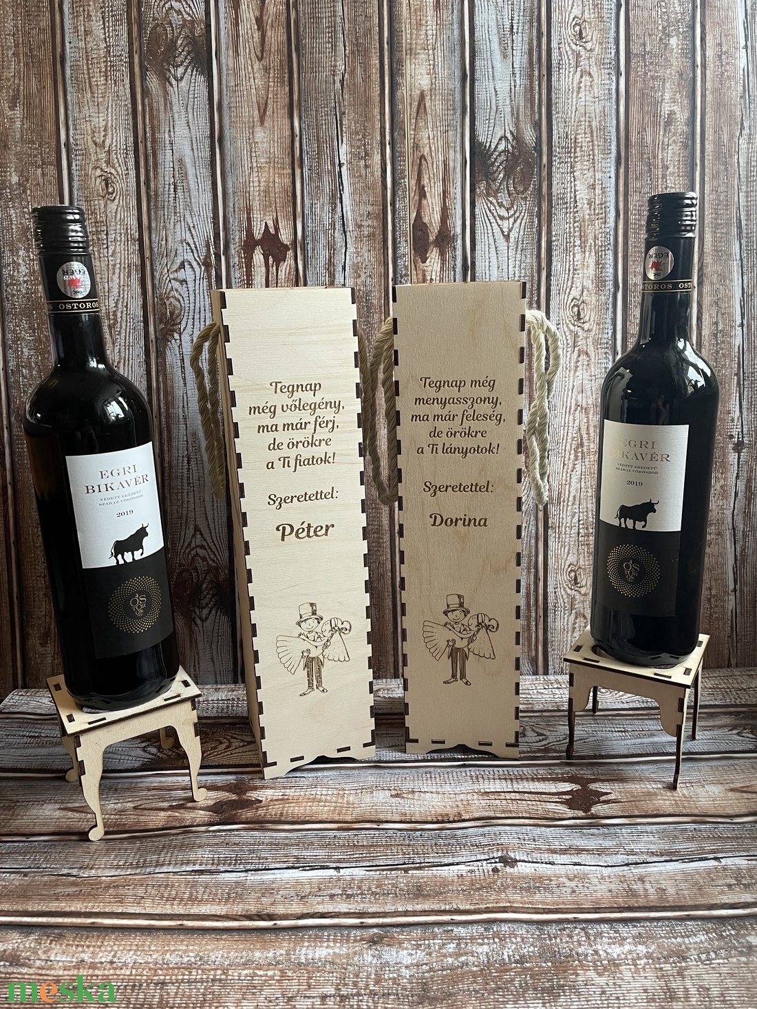 Szülőköszöntő szett, virág boxok, gravírozott díszdobozban, felirattal, bortartókkal - A férj karjaiban mintával - esküvő - emlék & ajándék - szülőköszöntő ajándék - Meska.hu Szülőköszöntő szett, virág boxok, gravírozott díszdobozban, felirattal, bortartókkal - A férj karjaiban mintával - esküvő - emlék & ajándék - szülőköszöntő ajándék - Meska.hu