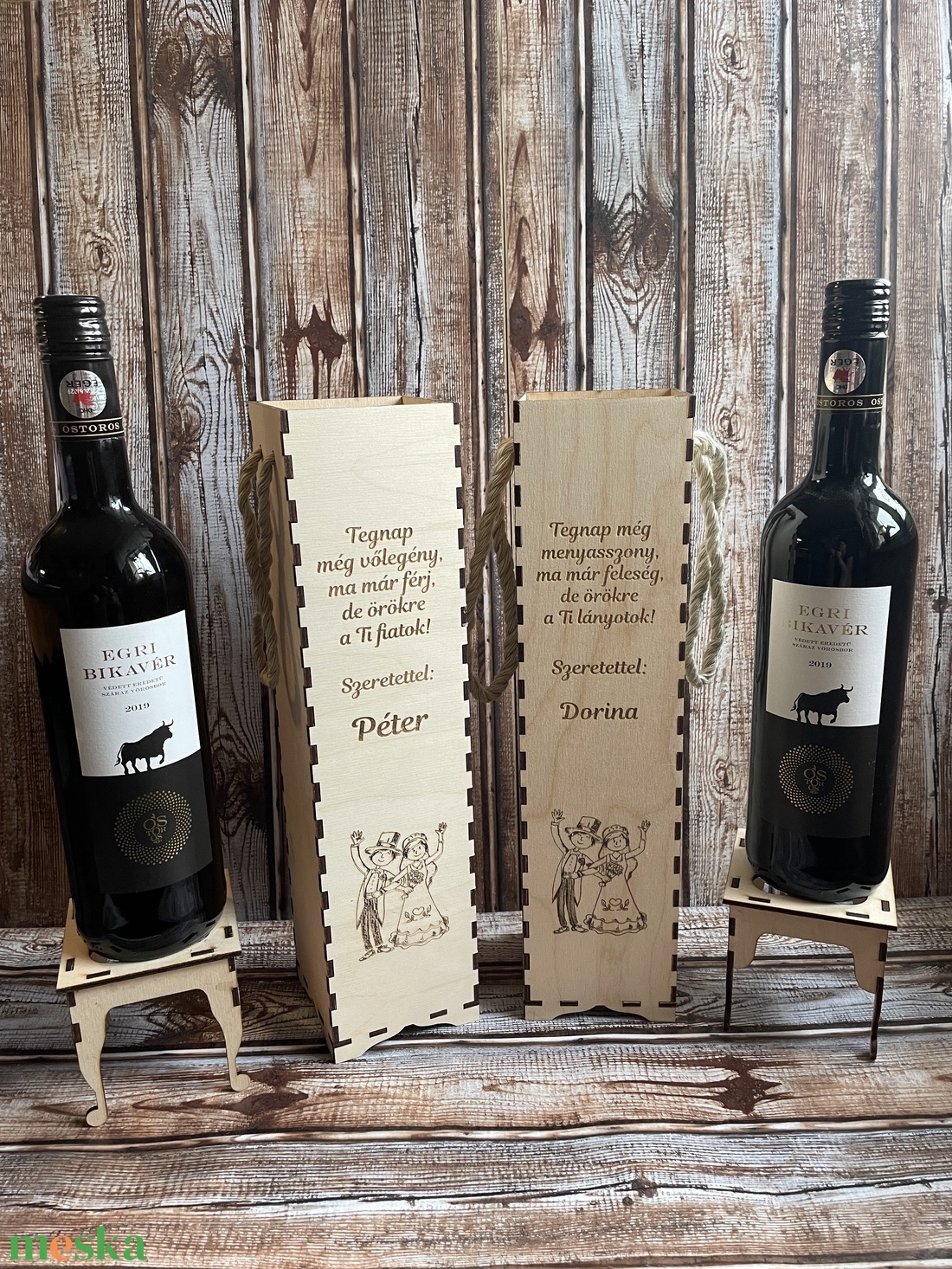 Szülőköszöntő szett, virág boxok, gravírozott díszdobozban, felirattal, bortartókkal - Már férj és feleség! mintával - esküvő - emlék & ajándék - szülőköszöntő ajándék - Meska.hu