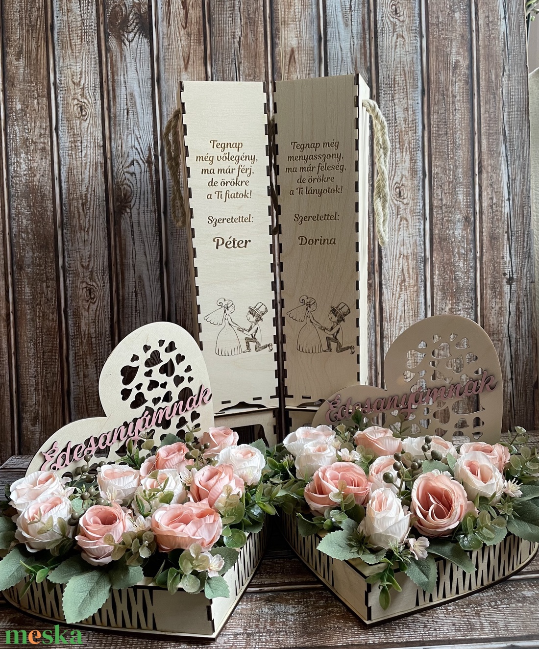 Szülőköszöntő szett, szív alakú virág boxokkal, felirattal, bortartókkal - A nagy kérdés! mintával - esküvő - emlék & ajándék - szülőköszöntő ajándék - Meska.hu