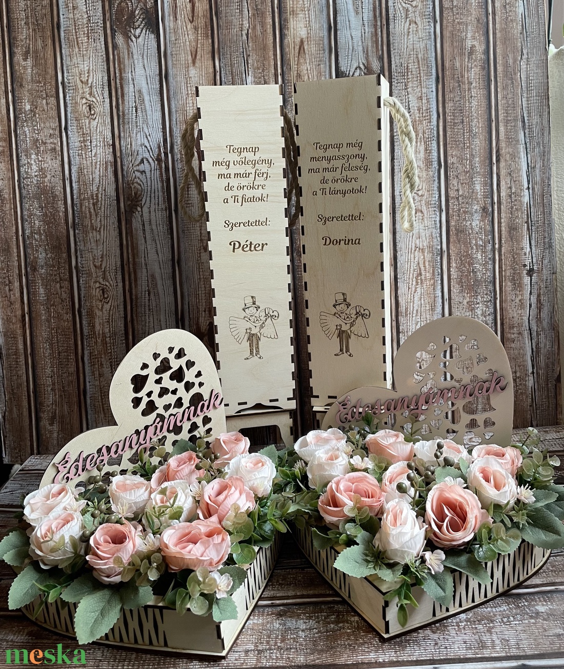 Szülőköszöntő szett, szív alakú virág boxokkal, felirattal, bortartókkal- A férj karjaiban mintával - esküvő - emlék & ajándék - szülőköszöntő ajándék - Meska.hu Szülőköszöntő szett, szív alakú virág boxokkal, felirattal, bortartókkal- A férj karjaiban mintával - esküvő - emlék & ajándék - szülőköszöntő ajándék - Meska.hu