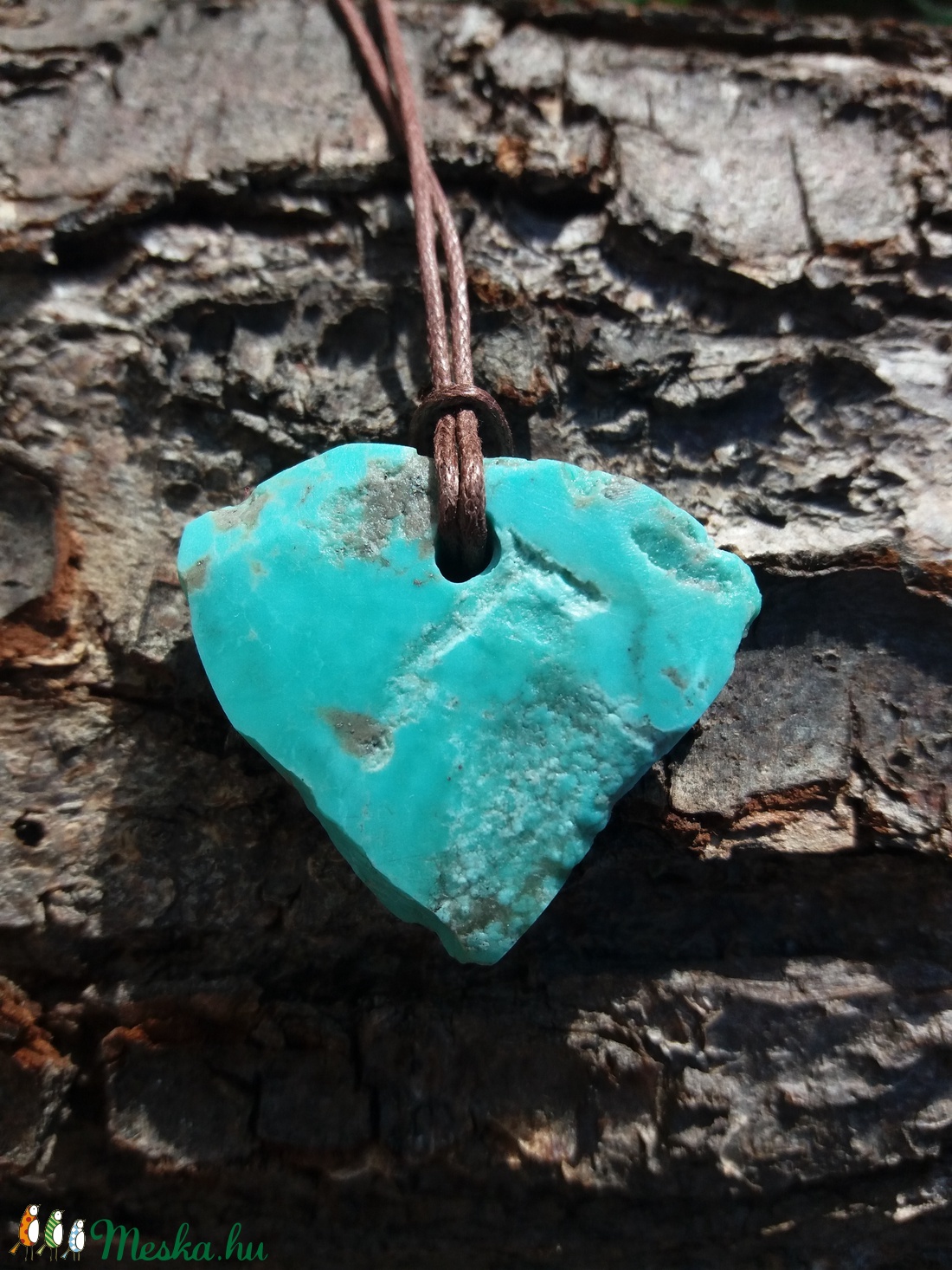 Nyers arizona türkiz medál átfúrva és kenderszálra fűzve, Eredeti türkiz medál, Kék békesség - ékszer - nyaklánc - medál - Meska.hu