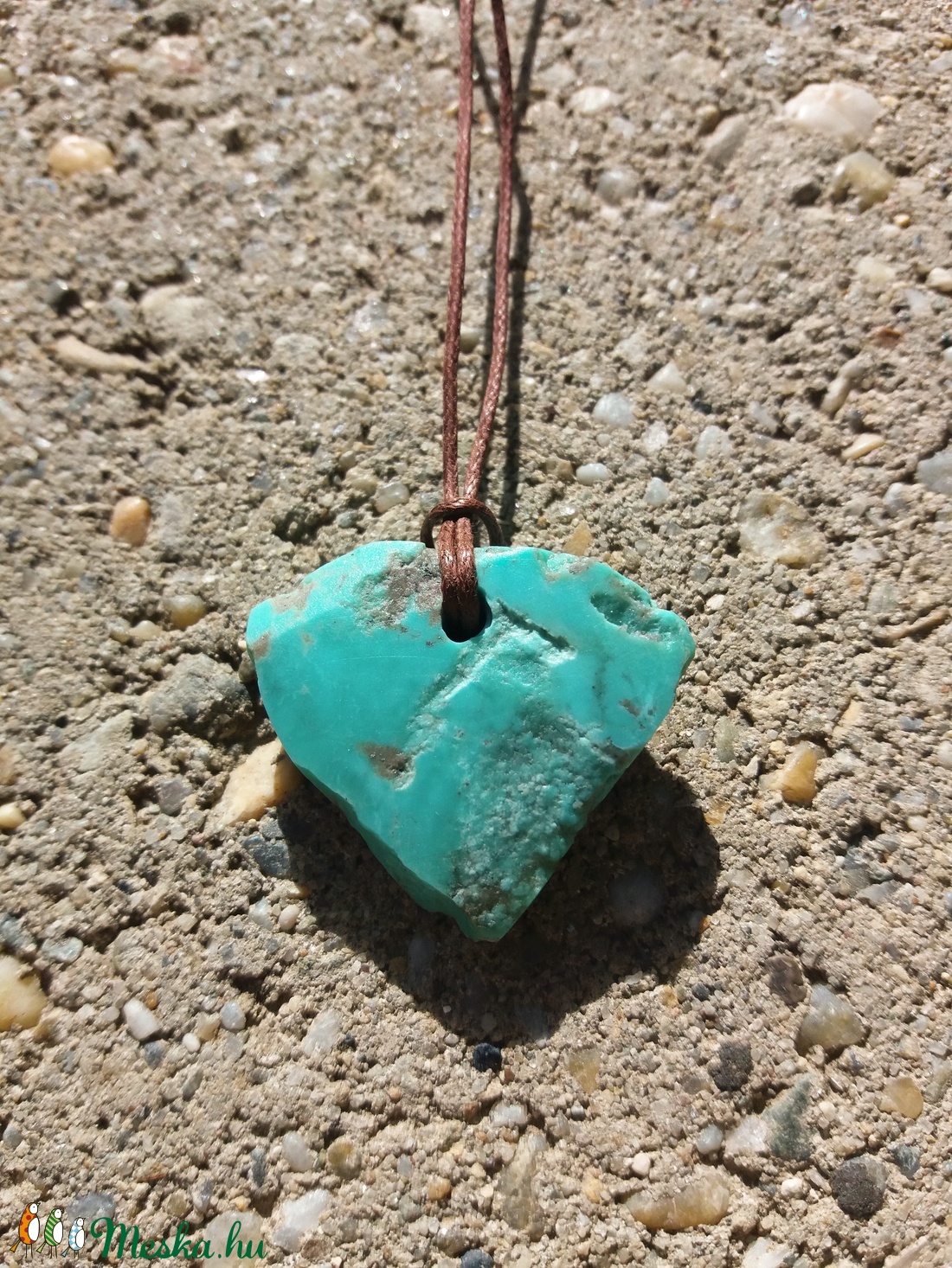 Nyers arizona türkiz medál átfúrva és kenderszálra fűzve, Eredeti türkiz medál, Kék békesség - ékszer - nyaklánc - medál - Meska.hu