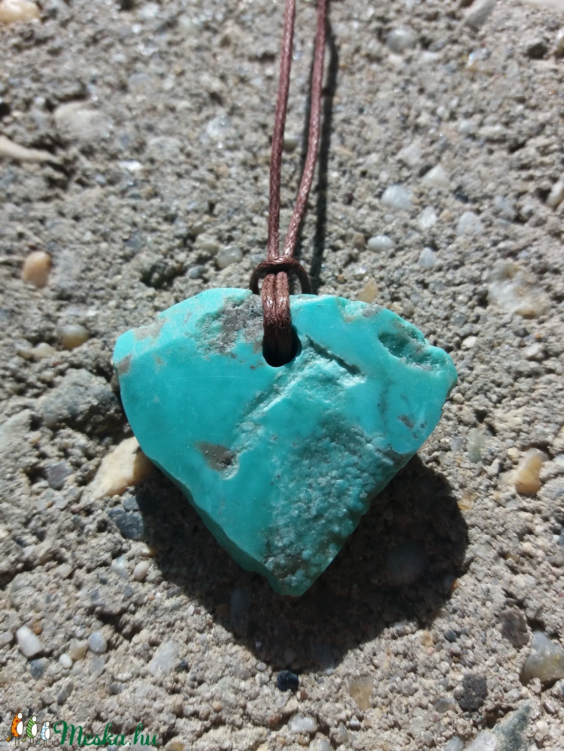 Nyers arizona türkiz medál átfúrva és kenderszálra fűzve, Eredeti türkiz medál, Kék békesség - ékszer - nyaklánc - medál - Meska.hu
