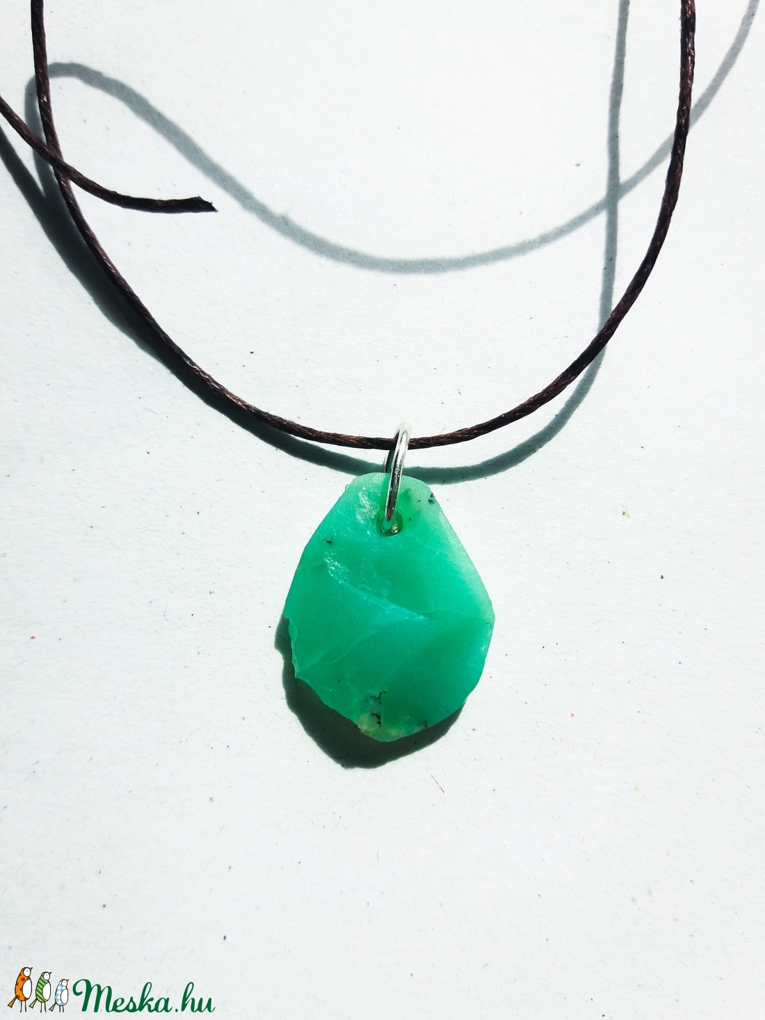 Nyers krizopráz medál átfúrva és kenderszálra fűzve, Bölcsesség és tisztulás, Krizopráz medál, Natúr ásvány - ékszer - nyaklánc - medál - Meska.hu