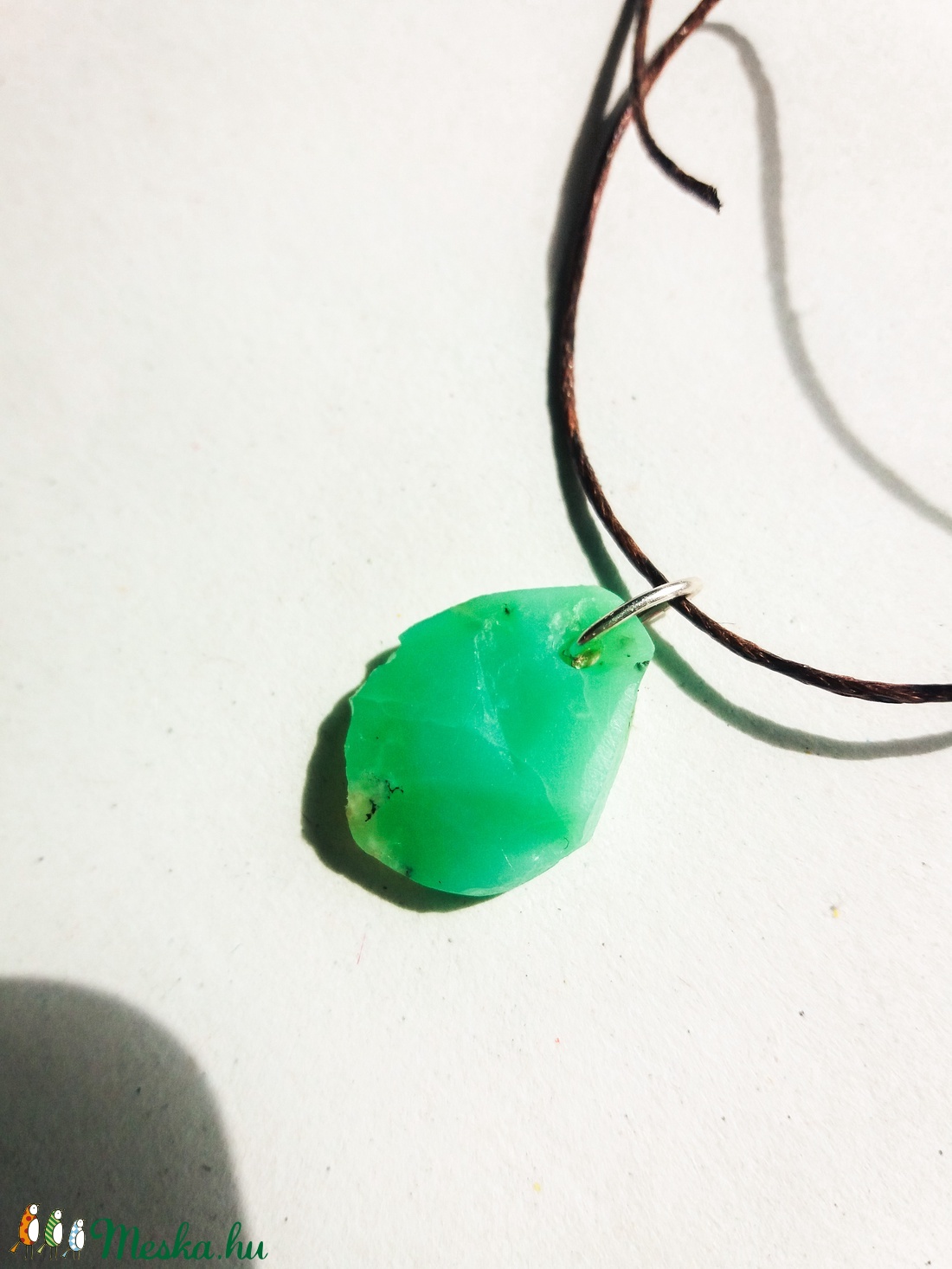 Nyers krizopráz medál átfúrva és kenderszálra fűzve, Bölcsesség és tisztulás, Krizopráz medál, Natúr ásvány - ékszer - nyaklánc - medál - Meska.hu