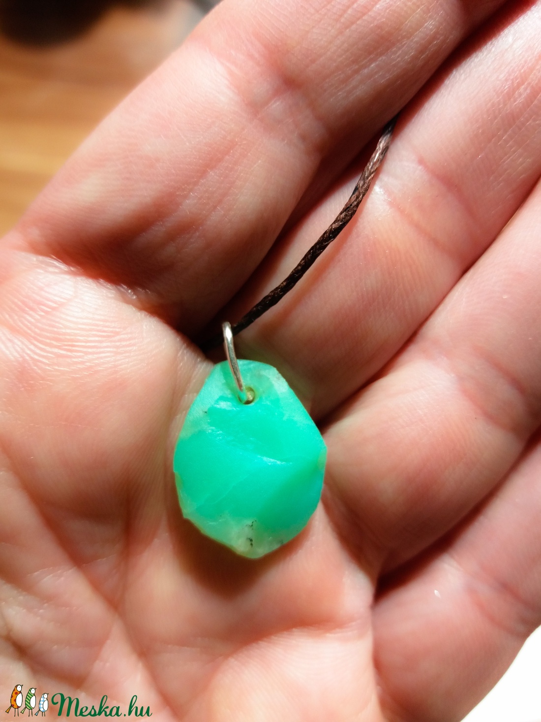 Nyers krizopráz medál átfúrva és kenderszálra fűzve, Bölcsesség és tisztulás, Krizopráz medál, Natúr ásvány - ékszer - nyaklánc - medál - Meska.hu