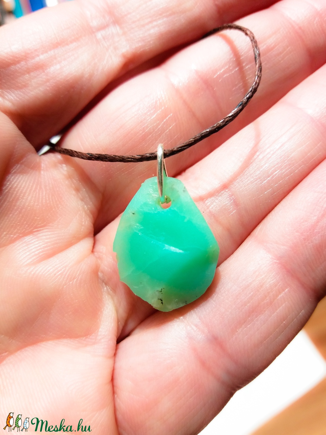 Nyers krizopráz medál átfúrva és kenderszálra fűzve, Bölcsesség és tisztulás, Krizopráz medál, Natúr ásvány - ékszer - nyaklánc - medál - Meska.hu