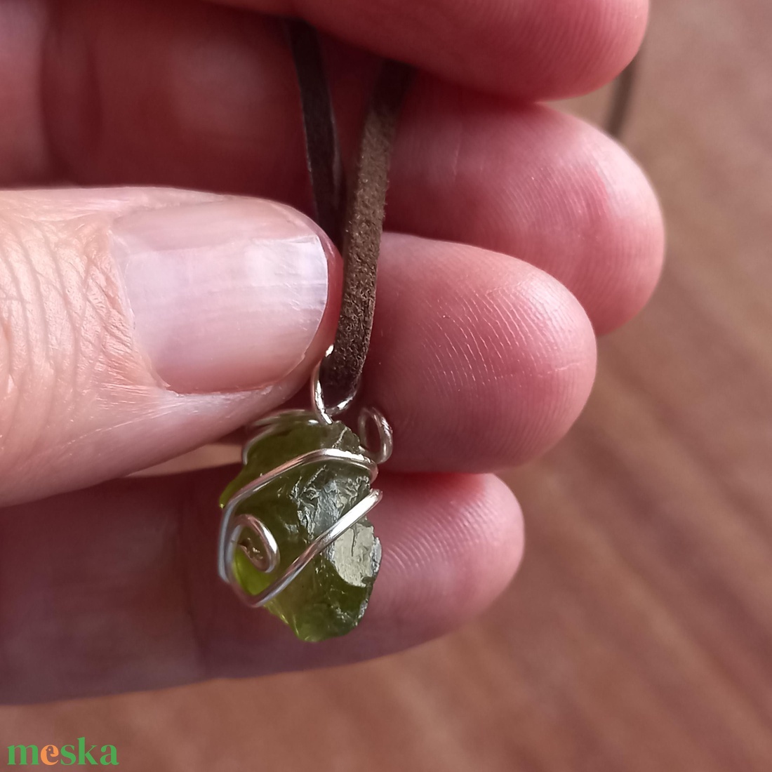 Nyers tiszta peridot medál bőrszálra fűzve, A szív békessége, Peridot medál, Natúr ásvány - ékszer - nyaklánc - medálos nyaklánc - Meska.hu