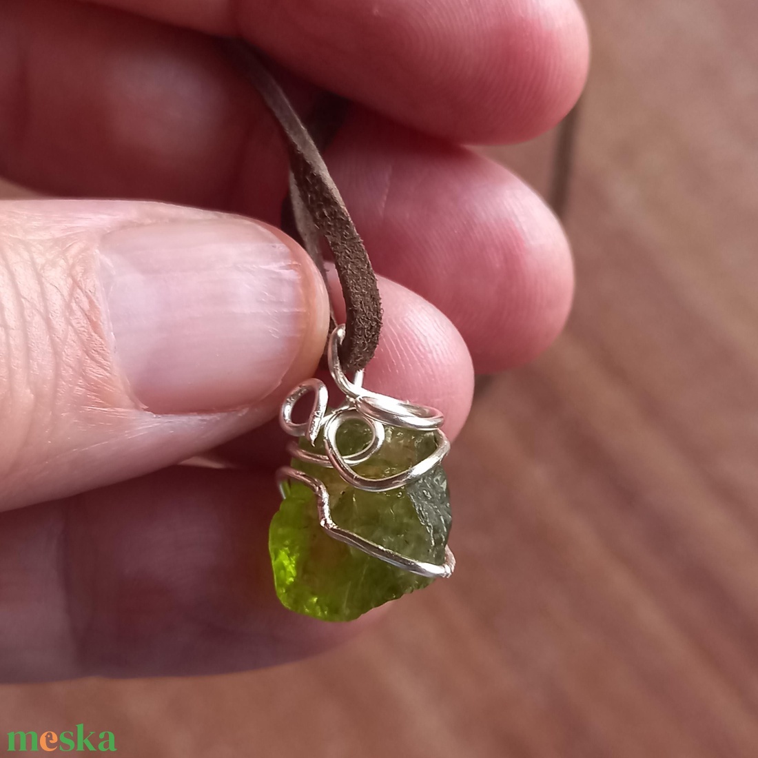 Nyers tiszta peridot medál bőrszálra fűzve, A szív békessége, Peridot medál, Natúr ásvány - ékszer - nyaklánc - medálos nyaklánc - Meska.hu