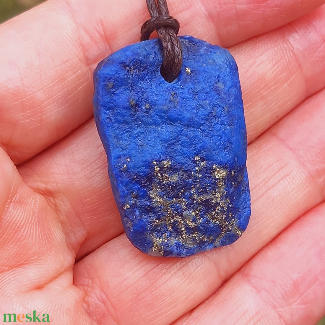 Nyers lapis lazuli medál átfúrva és kenderszálra fűzve, lapis lazuli, Natúr ásvány, mélység kékje - ékszer - nyaklánc - medálos nyaklánc - Meska.hu
