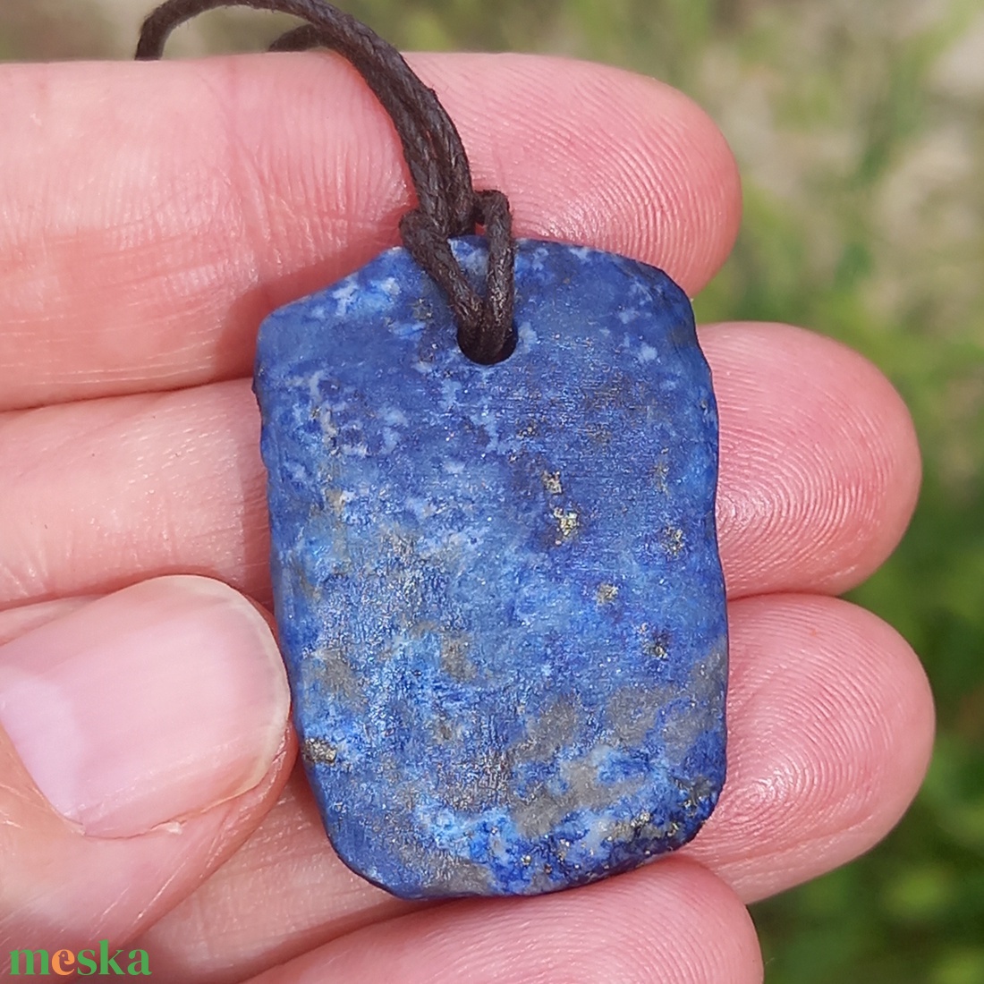 Nyers lapis lazuli medál átfúrva és kenderszálra fűzve, lapis lazuli, Natúr ásvány, mélység kékje - ékszer - nyaklánc - medálos nyaklánc - Meska.hu