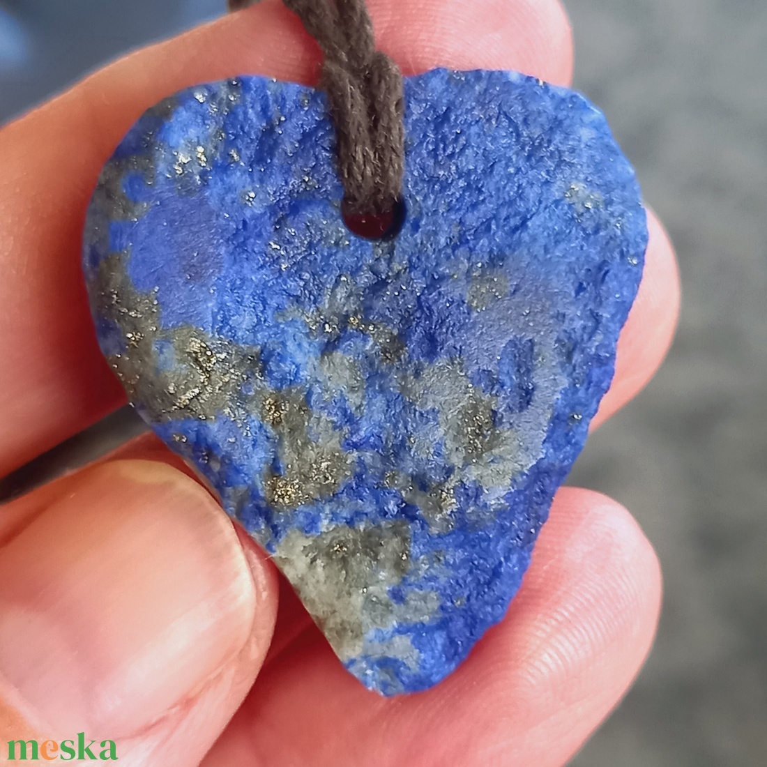Nyers lapis lazuli medál átfúrva és pamutszálra fűzve, lapis lazuli, Natúr ásvány, mélység kékje - ékszer - nyaklánc - medálos nyaklánc - Meska.hu