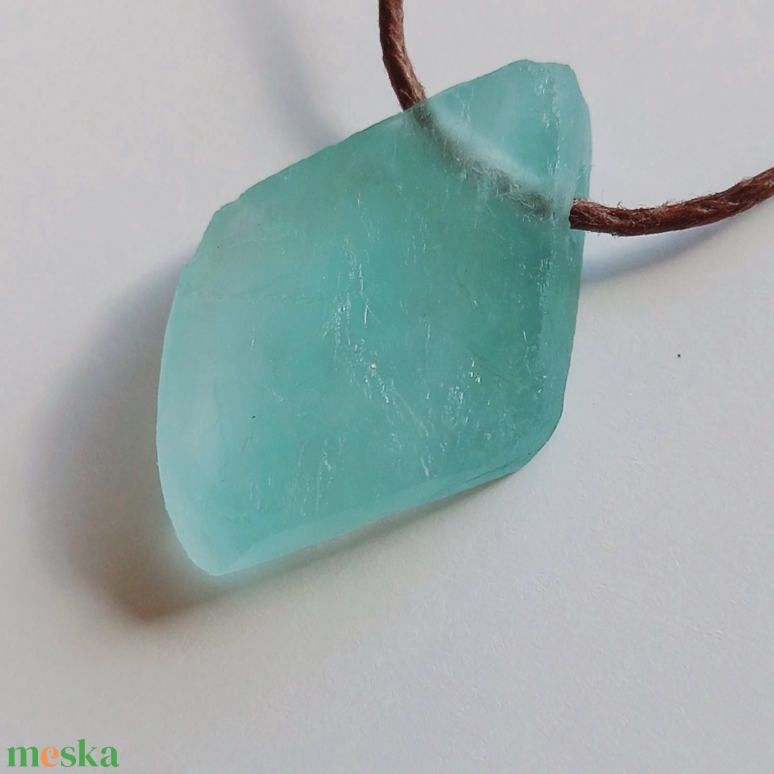 Egyedi színű, nyers kézi csiszolású kék zöld fluorit medál pamutszálon - ékszer - nyaklánc - medál - Meska.hu