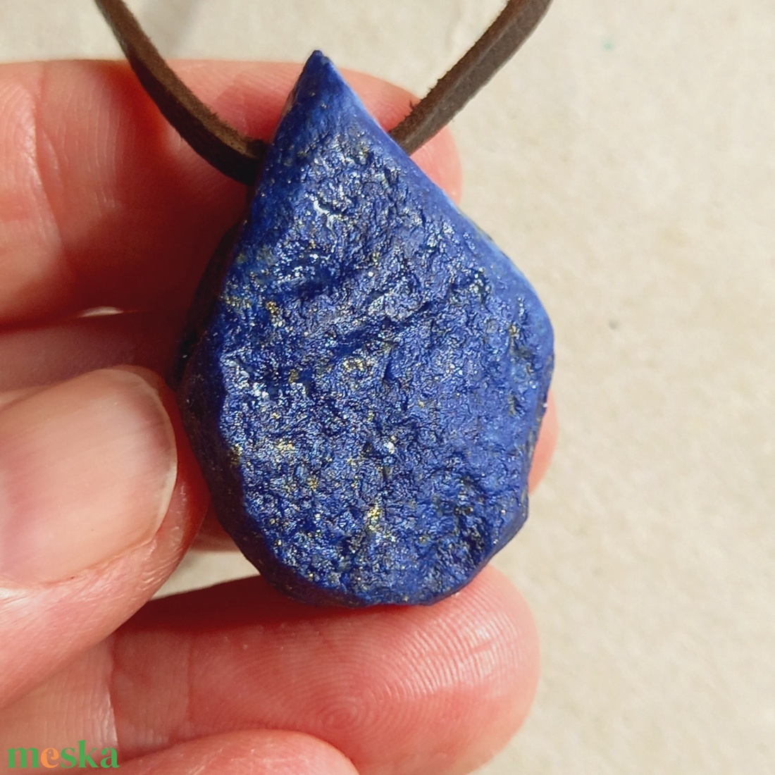 Nyers AAA lapis lazuli medál átfúrva és bőrszálra fűzve, lapis lazuli, Natúr ásvány, mélység kékje - ékszer - nyaklánc - medálos nyaklánc - Meska.hu