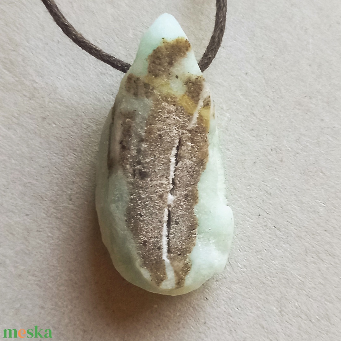 Nyers zöld aragonit medál átfúrva és pamutszálra fűzve, aragonit, Natúr ásvány.  - ékszer - nyaklánc - medálos nyaklánc - Meska.hu