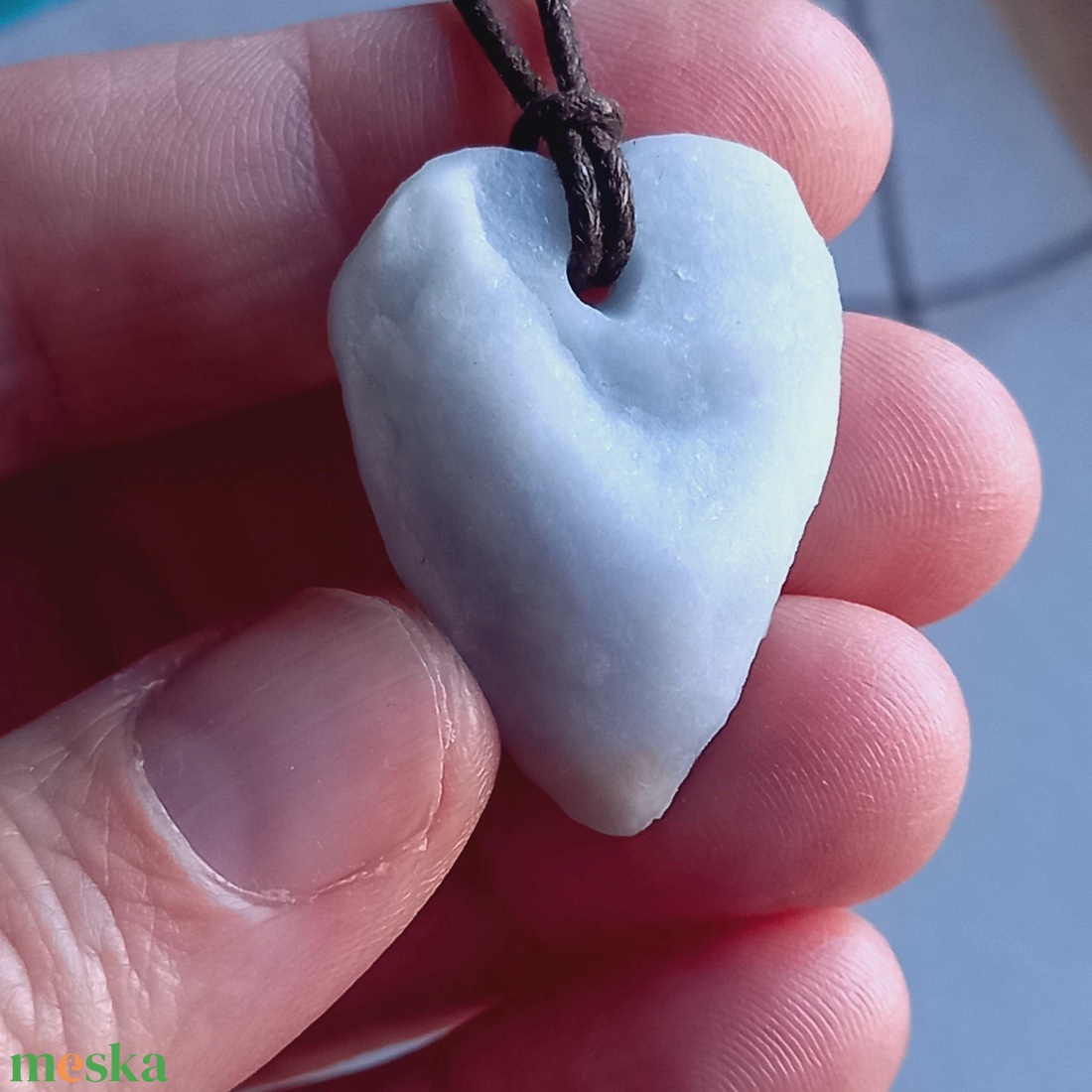 Egyedi nyers kézi csiszolású angelit medál pamutszálon - ékszer - nyaklánc - medál - Meska.hu