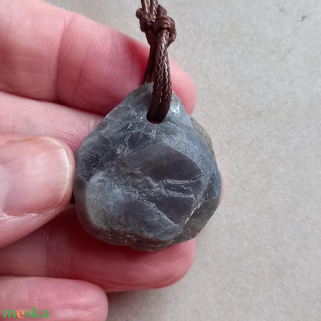 Nyers zafír medál átfúrva és pamutszálra fűzve, A szív és lélek békessége, Zafír medál, Natúr ásvány - ékszer - nyaklánc - medálos nyaklánc - Meska.hu