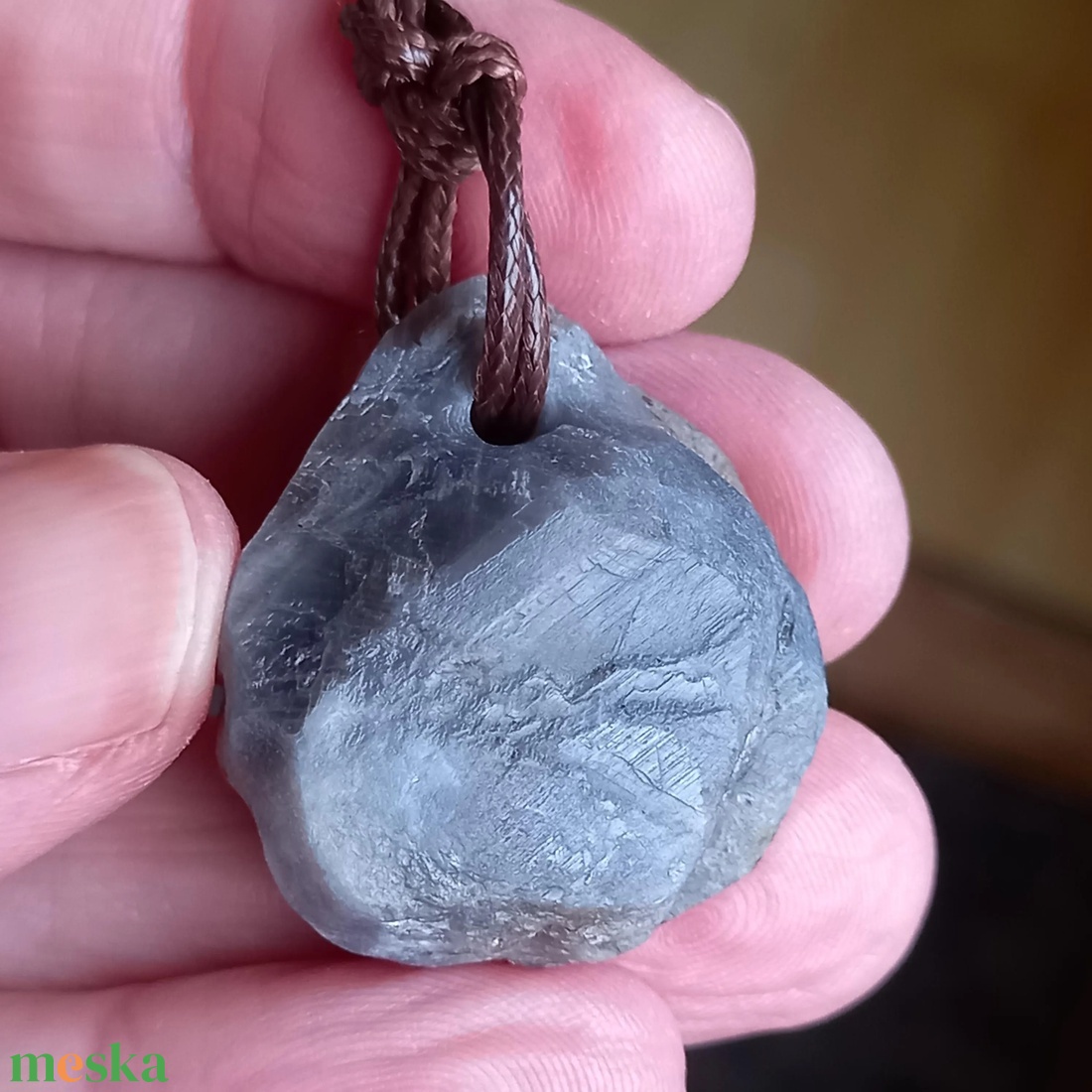 Nyers zafír medál átfúrva és pamutszálra fűzve, A szív és lélek békessége, Zafír medál, Natúr ásvány - ékszer - nyaklánc - medálos nyaklánc - Meska.hu