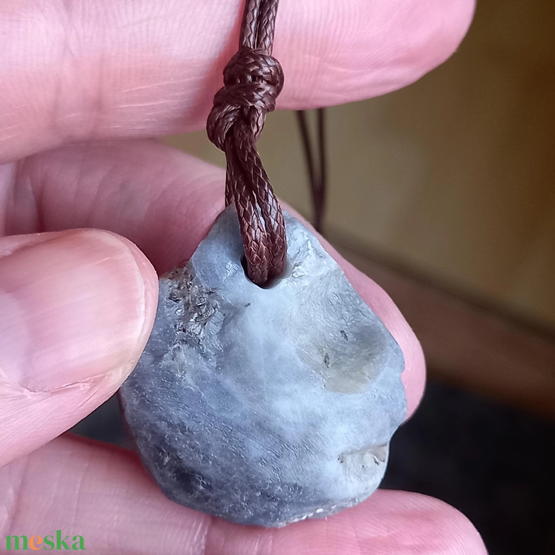 Nyers zafír medál átfúrva és pamutszálra fűzve, A szív és lélek békessége, Zafír medál, Natúr ásvány - ékszer - nyaklánc - medálos nyaklánc - Meska.hu