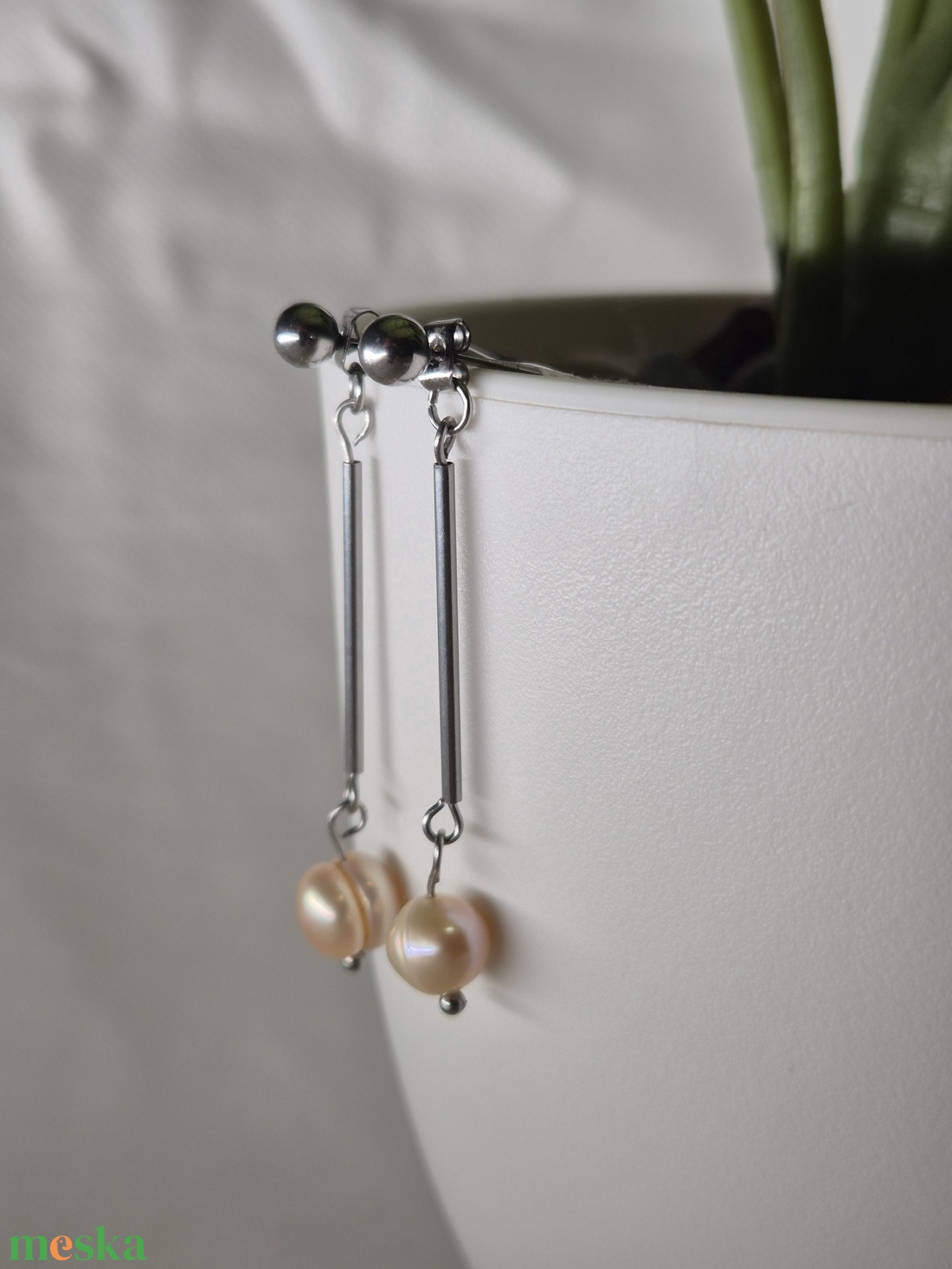 Kézzel készült nemesacél fülbevaló valódi tavi gyönggyel - ékszer - fülbevaló - lógó fülbevaló - Meska.hu