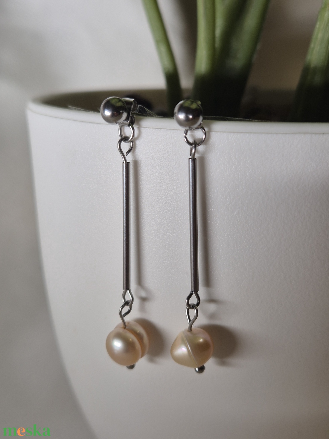 Kézzel készült nemesacél fülbevaló valódi tavi gyönggyel - ékszer - fülbevaló - lógó fülbevaló - Meska.hu