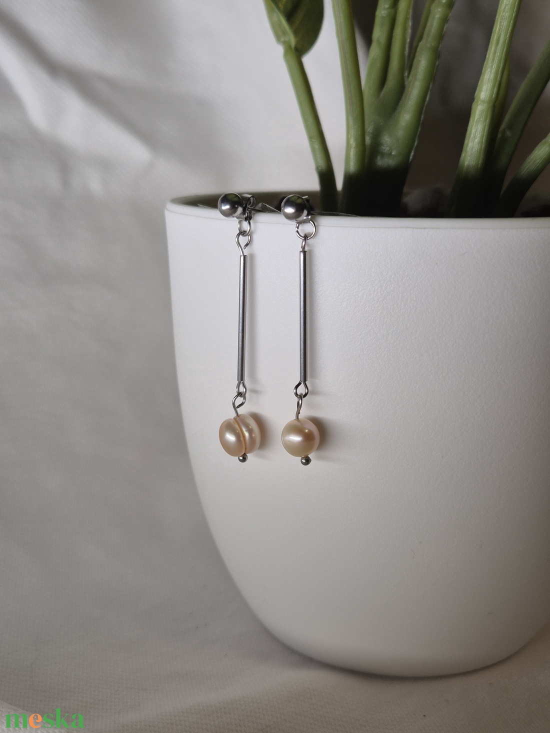 Kézzel készült nemesacél fülbevaló valódi tavi gyönggyel - ékszer - fülbevaló - lógó fülbevaló - Meska.hu