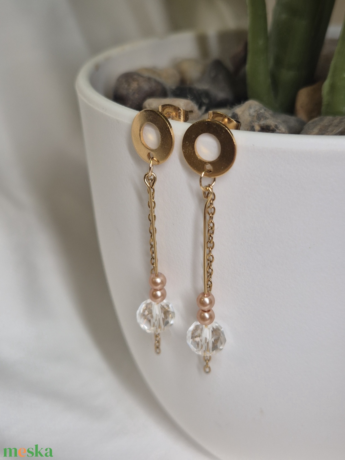 Kézzel készült nemesacél arany fülbevaló üveggyönggyel - ékszer - fülbevaló - lógó fülbevaló - Meska.hu