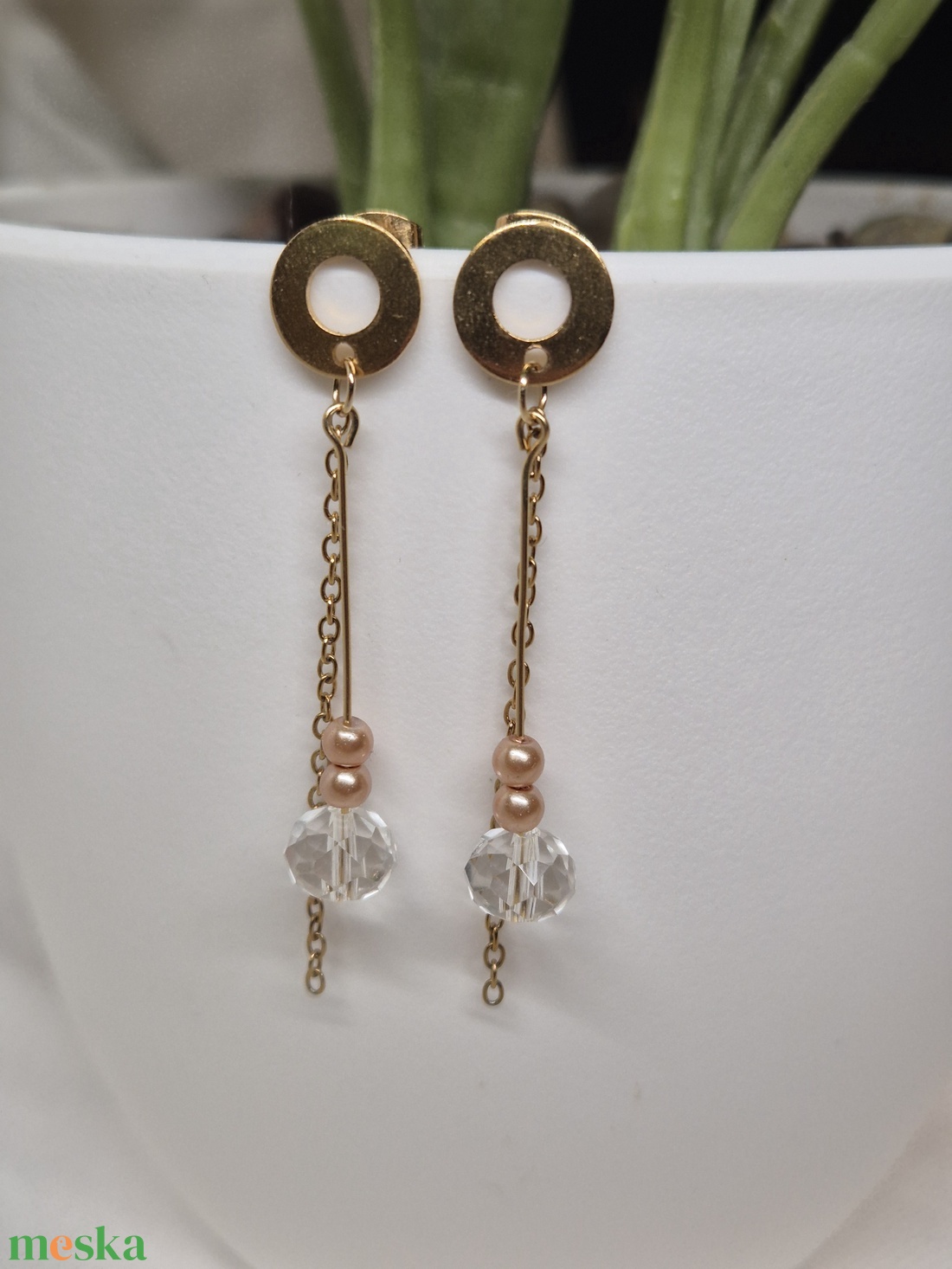 Kézzel készült nemesacél arany fülbevaló üveggyönggyel - ékszer - fülbevaló - lógó fülbevaló - Meska.hu