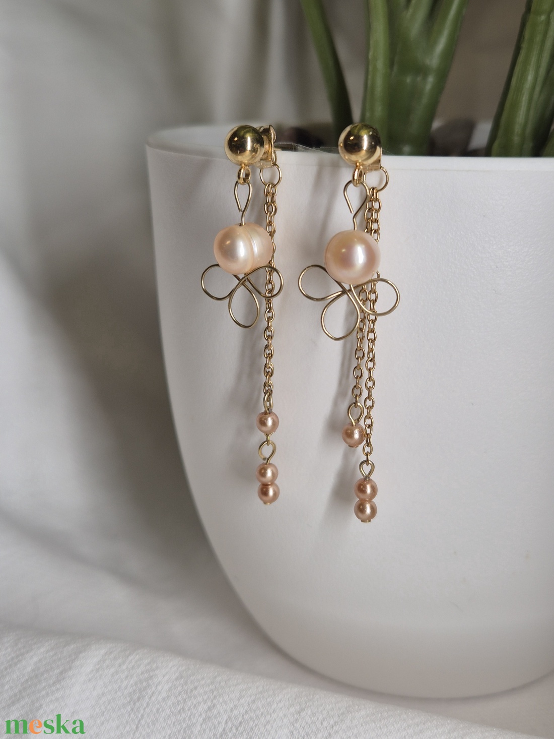 Kézzel készült nemesacél arany fülbevaló valódi tavi gyönggyel - ékszer - fülbevaló - lógó fülbevaló - Meska.hu