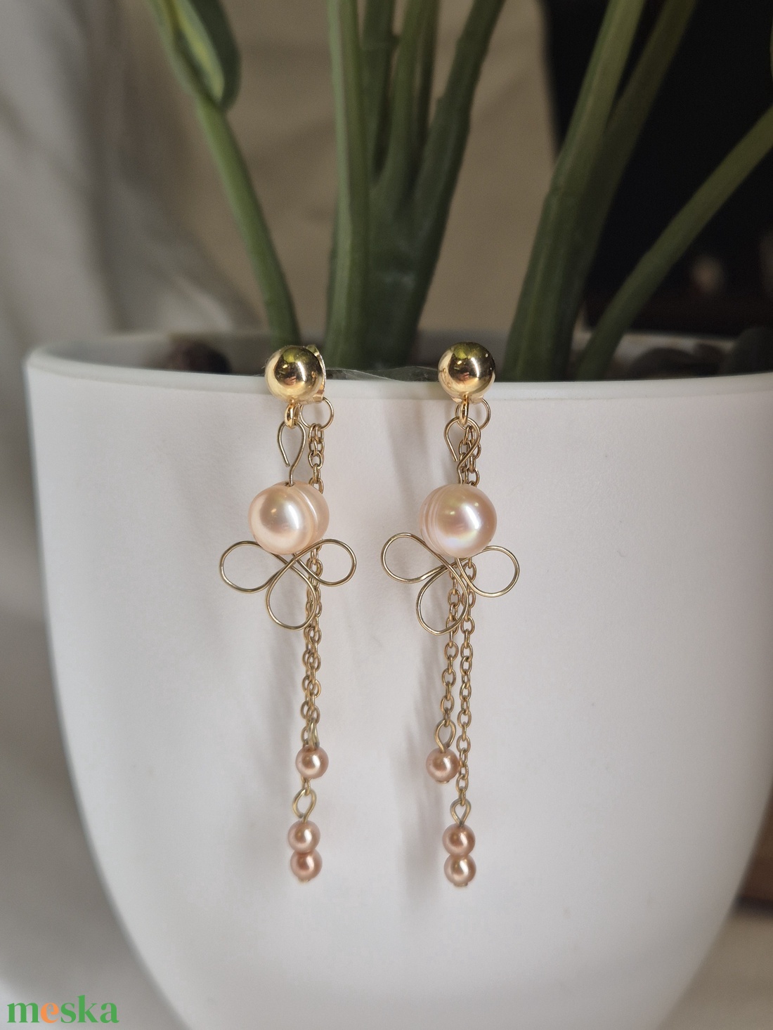 Kézzel készült nemesacél arany fülbevaló valódi tavi gyönggyel - ékszer - fülbevaló - lógó fülbevaló - Meska.hu