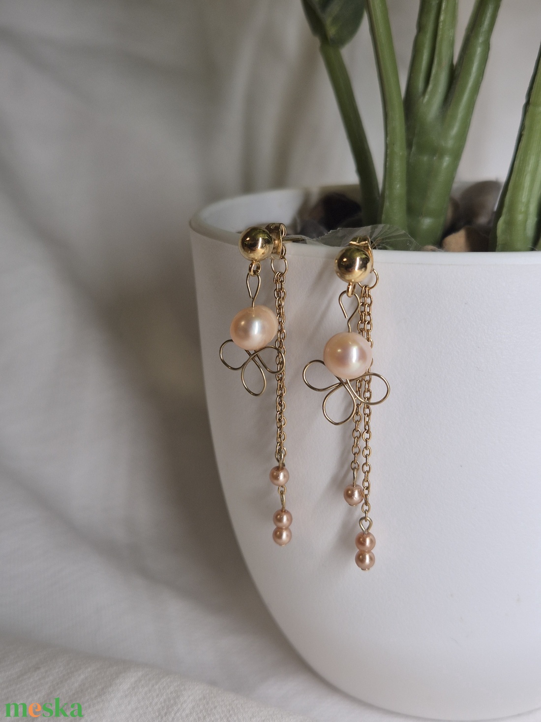 Kézzel készült nemesacél arany fülbevaló valódi tavi gyönggyel - ékszer - fülbevaló - lógó fülbevaló - Meska.hu