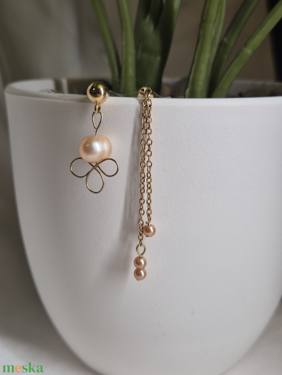 Kézzel készült nemesacél arany fülbevaló valódi tavi gyönggyel - ékszer - fülbevaló - lógó fülbevaló - Meska.hu