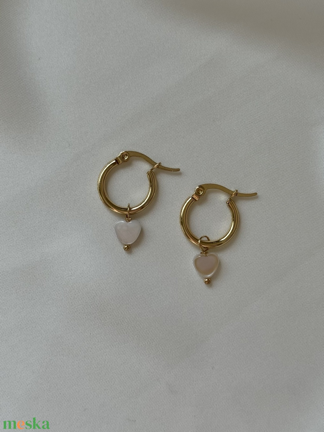 Gyöngyház fényű szivecske kagyló gyöngy fülbevaló - ékszer - fülbevaló - karika fülbevaló - Meska.hu