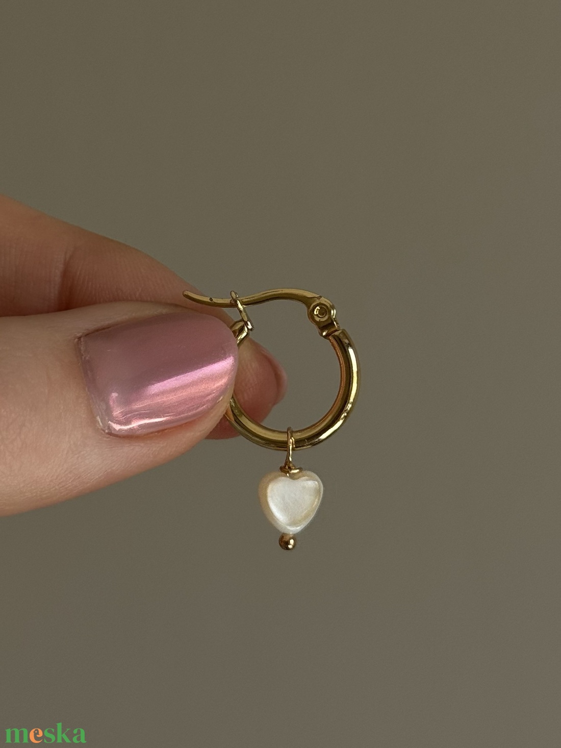 Gyöngyház fényű szivecske kagyló gyöngy fülbevaló - ékszer - fülbevaló - karika fülbevaló - Meska.hu