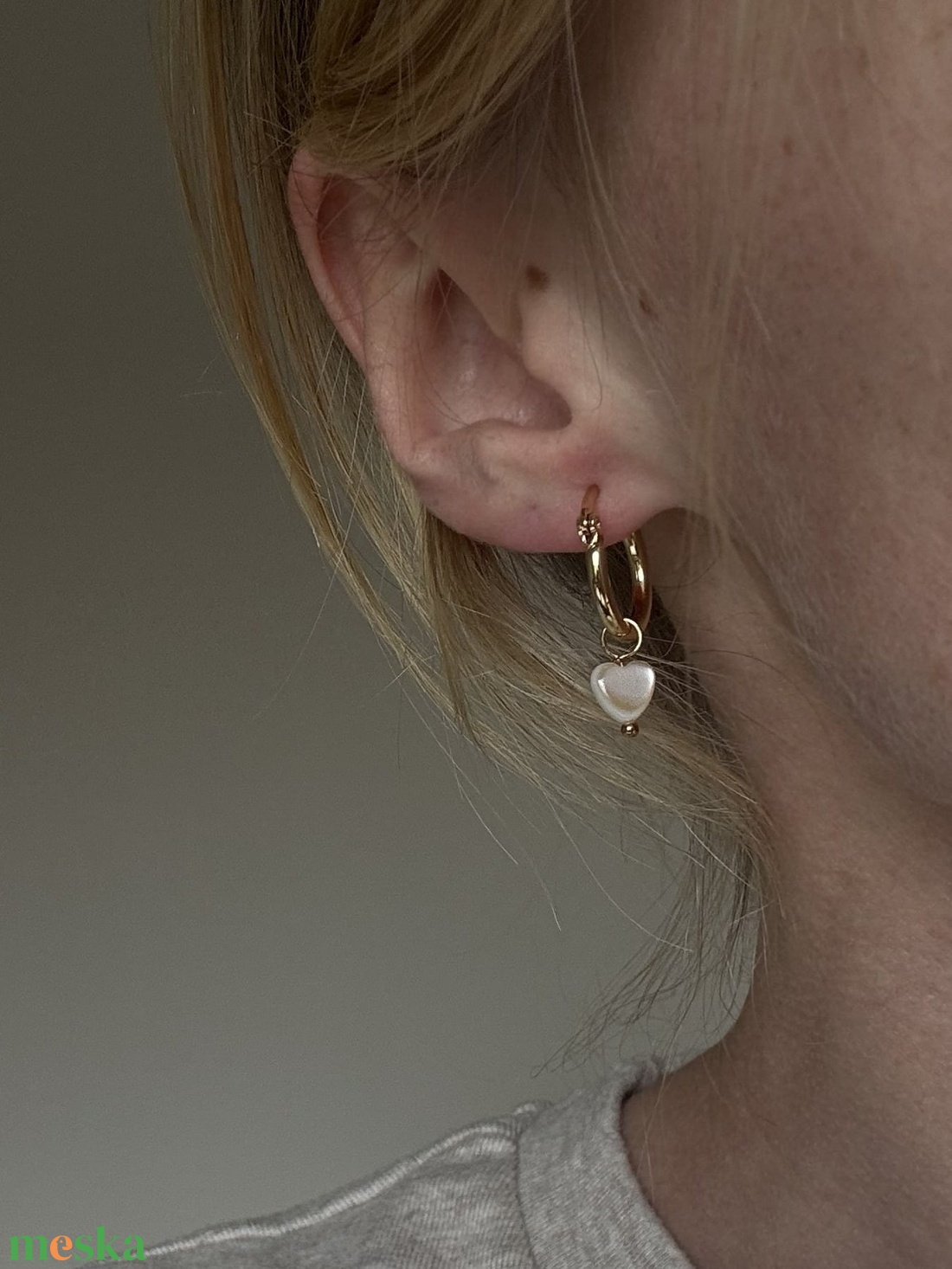 Gyöngyház fényű szivecske kagyló gyöngy fülbevaló - ékszer - fülbevaló - karika fülbevaló - Meska.hu