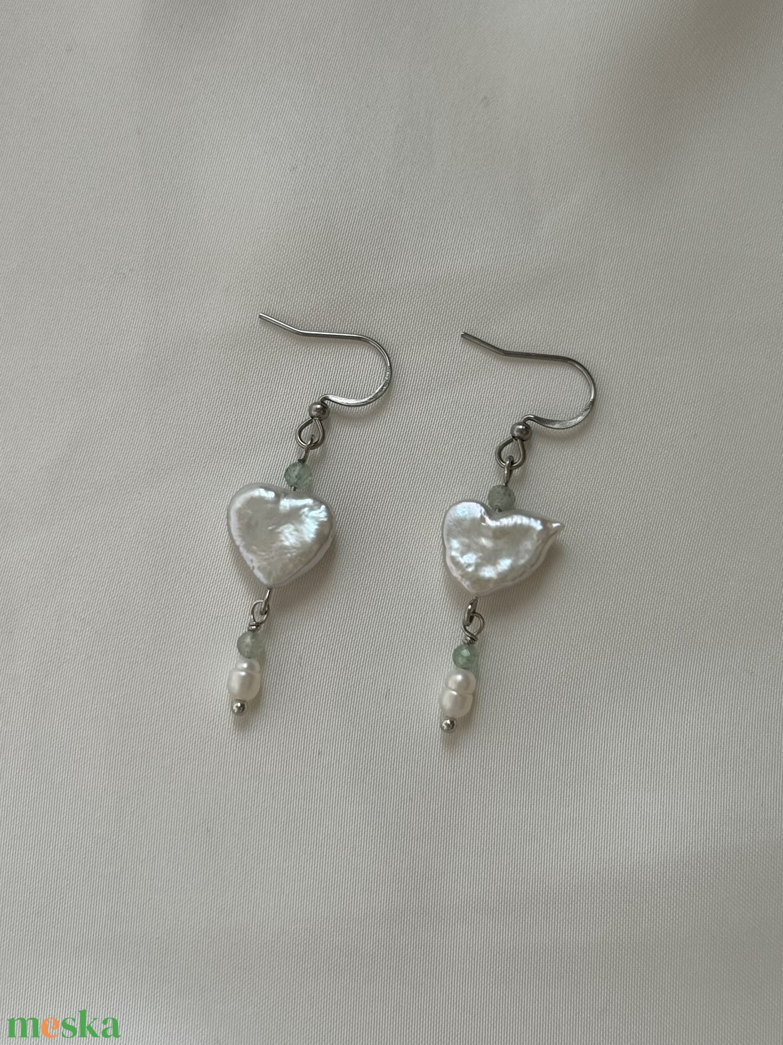 Szív alakú édesvízi gyöngy fülbevaló zöld eperkvarc gyöngyökkel - ékszer - fülbevaló - lógó fülbevaló - Meska.hu