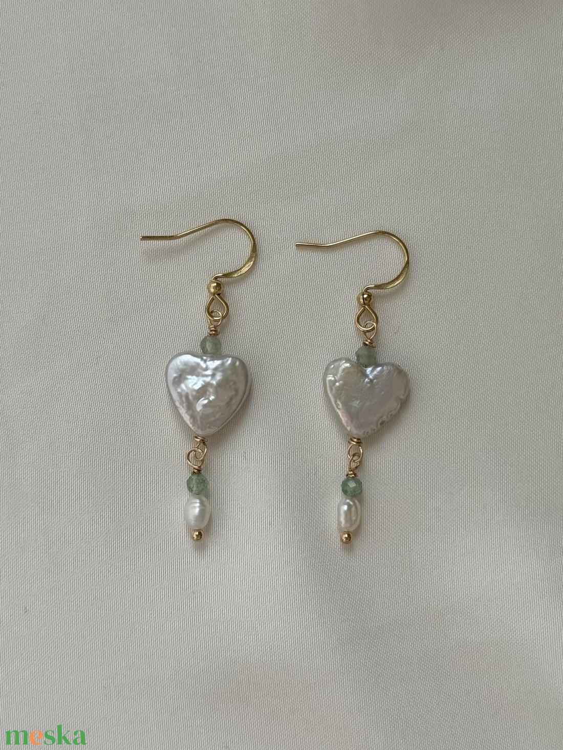 Szív alakú édesvízi gyöngy fülbevaló zöld eperkvarc gyöngyökkel - ékszer - fülbevaló - lógó fülbevaló - Meska.hu