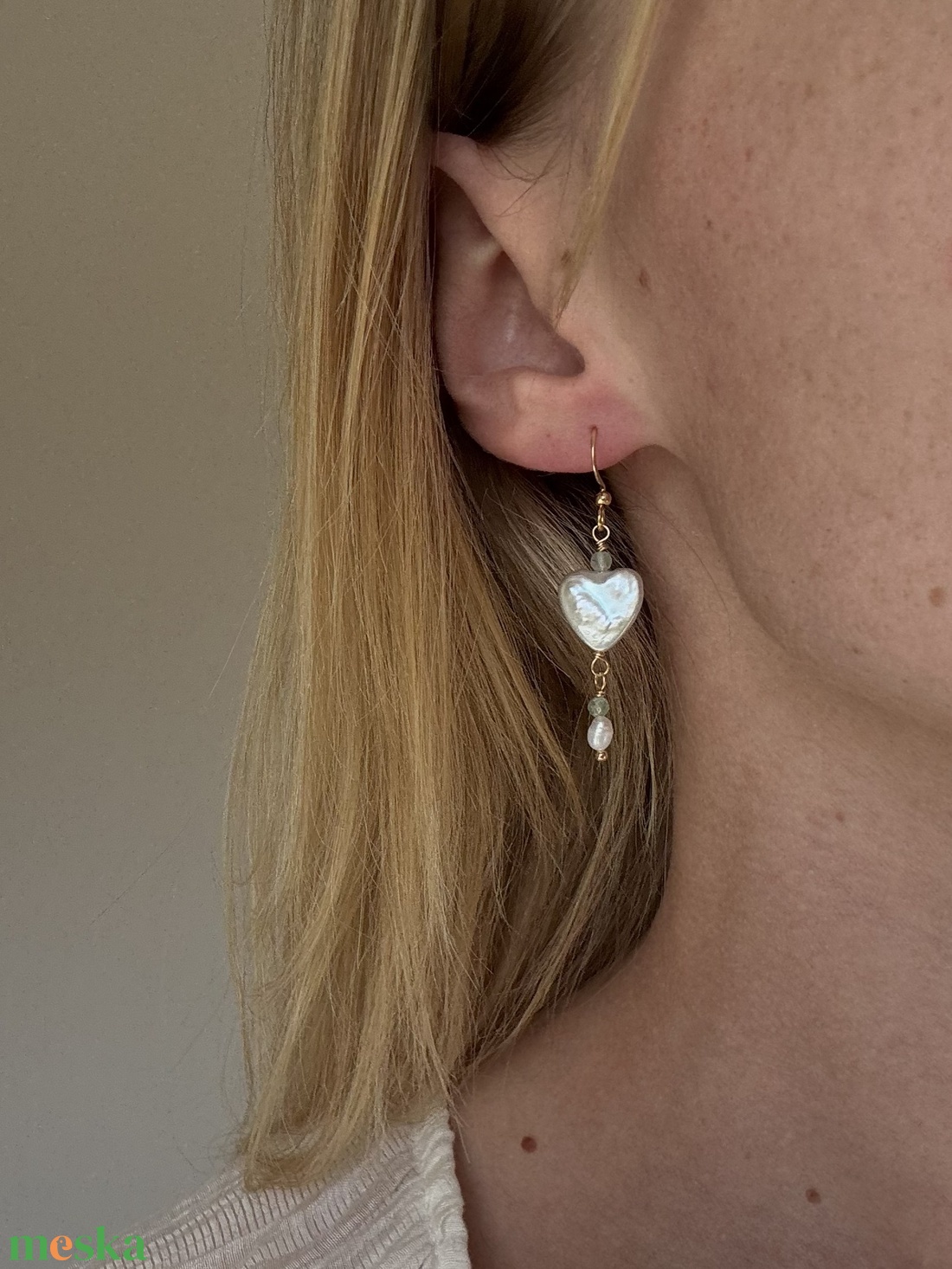 Szív alakú édesvízi gyöngy fülbevaló zöld eperkvarc gyöngyökkel - ékszer - fülbevaló - lógó fülbevaló - Meska.hu