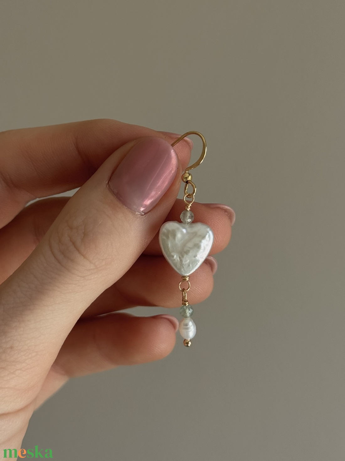 Szív alakú édesvízi gyöngy fülbevaló zöld eperkvarc gyöngyökkel - ékszer - fülbevaló - lógó fülbevaló - Meska.hu