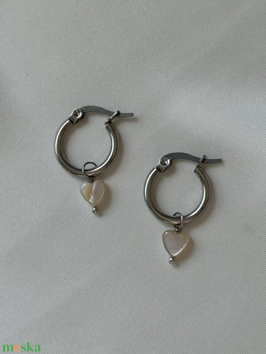 Gyöngyház fényű szivecske kagyló gyöngy fülbevaló - ékszer - fülbevaló - karika fülbevaló - Meska.hu