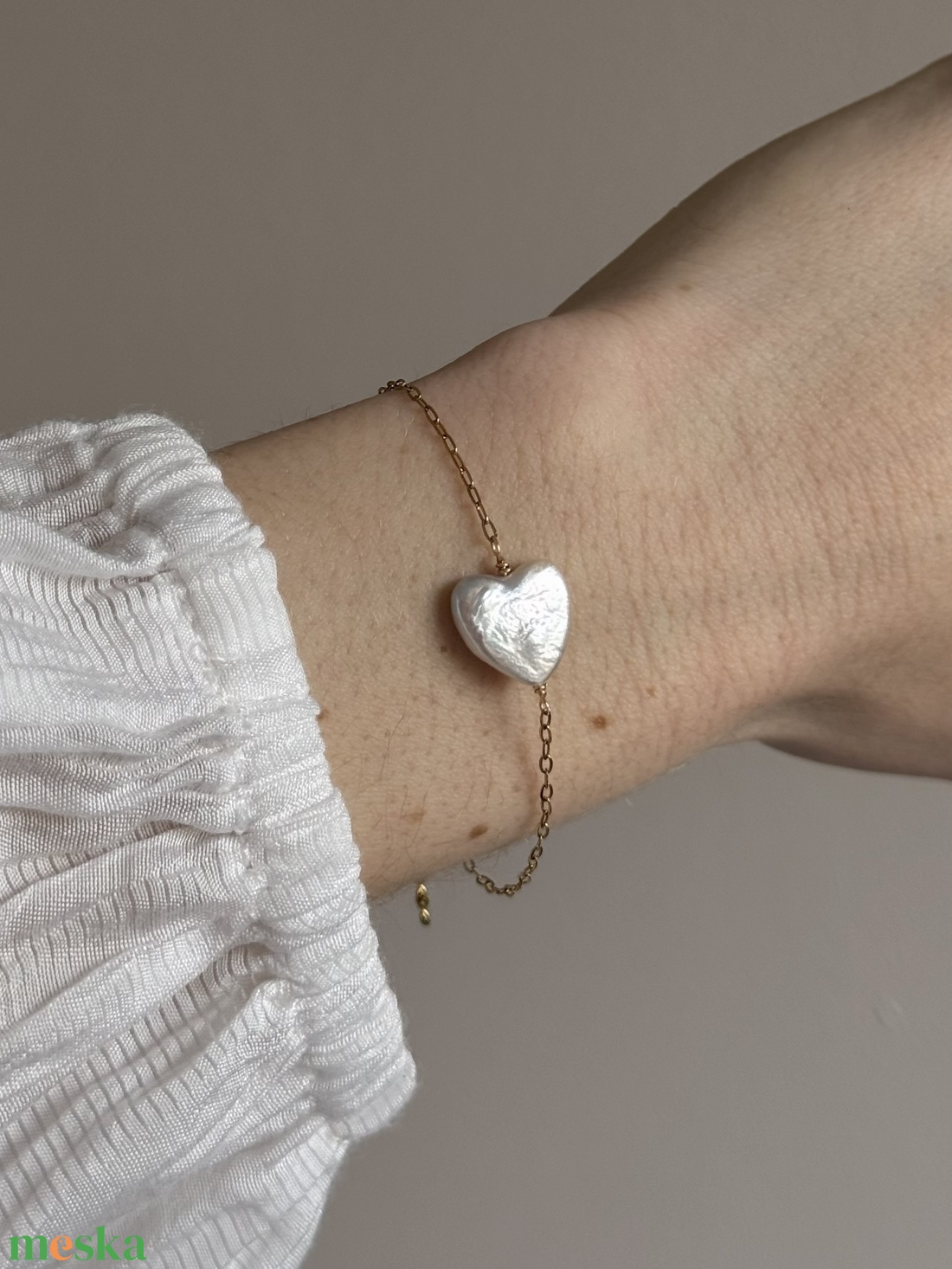 Vékony nemesacél karkötő szív alakú édesvízi gyönggyel - ékszer - karkötő - lánc karkötő - Meska.hu