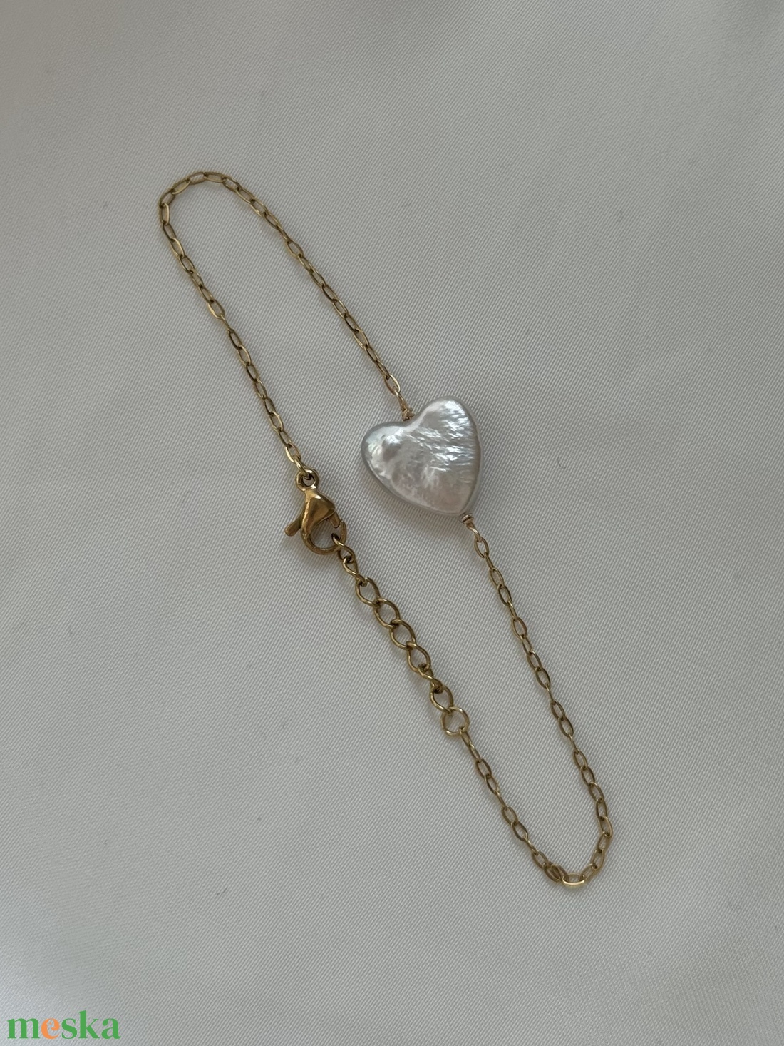 Vékony nemesacél karkötő szív alakú édesvízi gyönggyel - ékszer - karkötő - lánc karkötő - Meska.hu