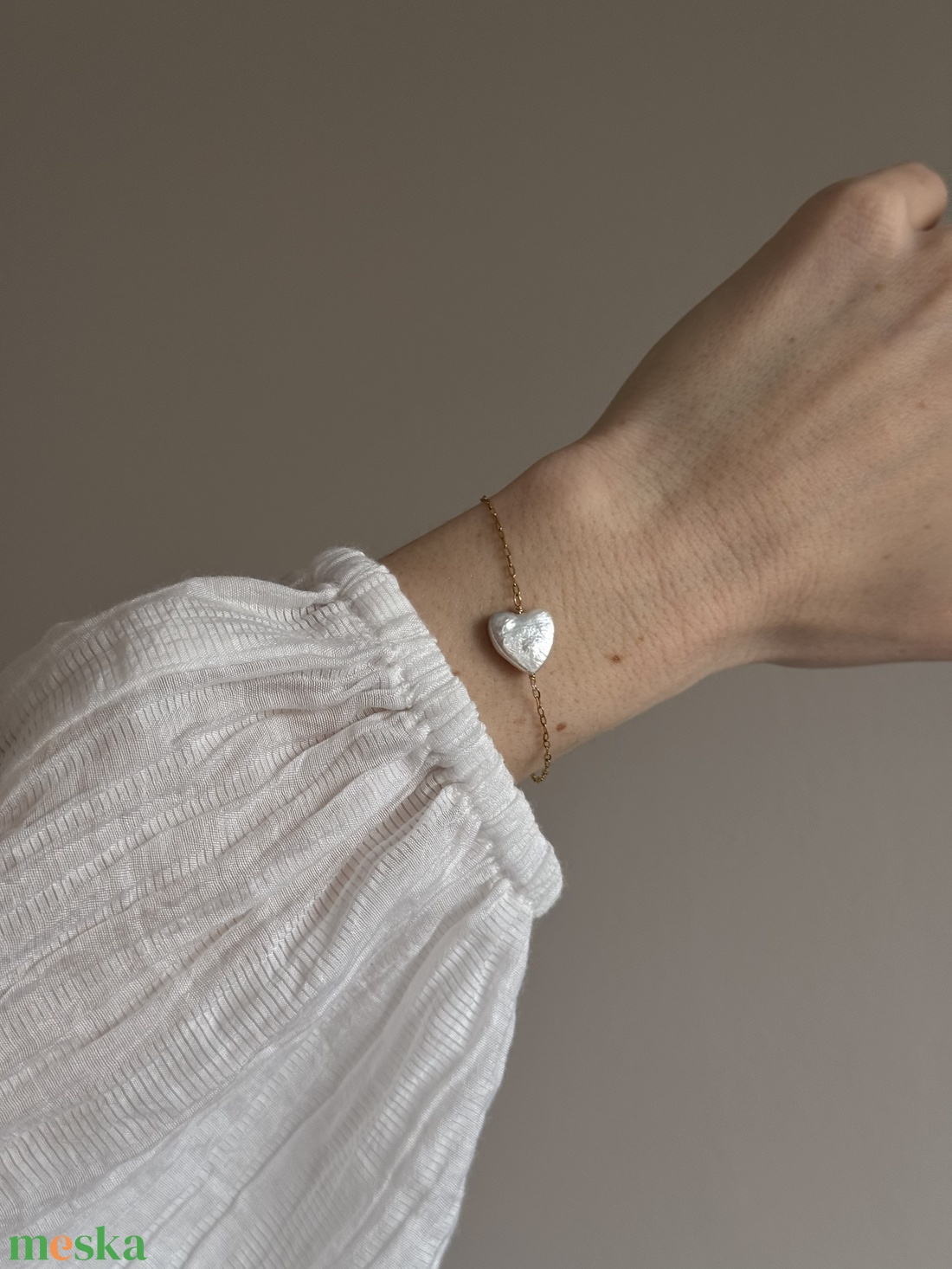 Vékony nemesacél karkötő szív alakú édesvízi gyönggyel - ékszer - karkötő - lánc karkötő - Meska.hu